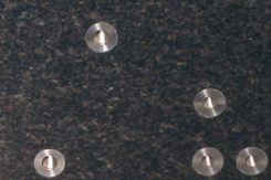 Gewindeeinsätze für Messplatten aus Hartgestein Granit fest und dauerhaft verbunden. Verfügbar in folgenden Größen: M3, M4, M5, M6, M8, M10, M12, M16 und M20. Weitere Größen sind auf Wunsch auch verfügbar.