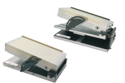 Präzisionssinustische mit Magnetspannplatte. Längsseitig, Kurzseitig oder in 2 Ebenen schwenkbar 0-45°. Magnetplatte ein-/ausschaltbar. Planparallelität 0,005mm/100 mm.